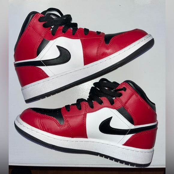COPY - Air Jordan 1 Mid GS ‘Chicago Black Toe’ - Picture 1 of 5